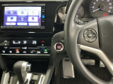 ホンダ純正メモリーナビ搭載なので、遠方へのドライブもお任せ下さい!ステアリング左手側にオーディオ関連のコントロールスイッチを配置しています。操作時は視線を逸らすことなく運転に集中できます