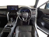 革巻きステアリングで快適な操作性の運転席です。