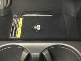 センターコンソールにはワイヤレス充電器を装備してます。Qi(チー)規格対応のスマートフォンなどを置くだけでワイヤレスで充電可能です。またスマートフォンの充電可能なUSB端子なども別途装備しています。