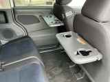 運転席と助手席後ろにシートバックテーブルが付いてます。