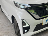 【LEDヘッドライト】悪天候や夜間走行時も良好な視界を確保し安心して運転できる高輝度LEDヘッドライトを装備!点灯速度が早く、消費電力も抑えられています。