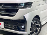 【LEDヘッドライト】悪天候や夜間走行時も良好な視界を確保し安心して運転できる高輝度LEDヘッドライトを装備!点灯速度が早く、消費電力も抑えられています。