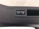 【パワーバックドア】スイッチひとつでバックドアを自動開閉!停止位置メモリー機能付きなので、駐車場所の状況に合わせてバックドアの開く位置を調整可能!機能の詳細につきましては、展示店舗までお尋ねください!