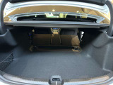 ゆったりとしたトランクルームでございます。たくさんのお荷物の車載が可能でございます。