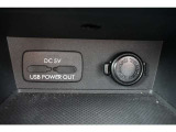 USBソケットがついていますのでコードを繋げばスマートフォンなどの充電が出来ます!
