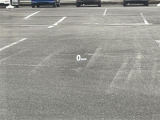 【ヘッドアップディスプレイ(HUD)】フロントウインドウガラスに走行情報を投影します。運転中の目線と重なるように表示されるので、少ない視線移動で速度が確認できるので、 ドライビングに集中できます!