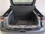 とても広々、大きな開口部の荷室スペースですね。 開口部広々だから、大きな荷物も楽々収納出来ちゃいますね。 荷物スペースは広いほうがいいですよね。