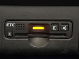 【ETC】有料道路を利用する際に料金所で停止することなく通過できる、ETC車載器(ノンストップ自動料金収受システム機器)が装備されています。セットアップを行うことで利用可能になります。