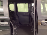 センターレイアウト燃料タンクなので、リアシートクッションを跳ね上げると、背の高い荷物を、積む事もできます。