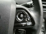 アダプティブクルーズコントロール機能付きです。走行中に先行車の様子を検知しながら、設定した車速の範囲内で先行車との距離のキープを支援します。詳細は販売店スタッフまでおたずねください。