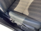 運転席シートサイド部分に使用に伴うヘタリがあります
