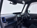 ダイハツのお店では、ダイハツ車を知り尽くしたプロフェッショナルが、専用の診断機器を使って各システムを点検しております。