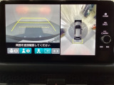 マルチビューカメラシステム搭載車です。お車の周囲を全方位でカバーします。後方・前方・両脇と、コンディションが悪い視界でもカラーモニターに映し出した映像がドライバーをサポートします。