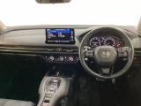 車内は光触媒抗菌消臭施工済です。スタイリッシュなデザインでスポーティなインパネ周りを演出します。グローブボックスやカップホルダーのほかにトレーなどたくさんの収納スペースが付いています。