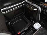 便利な収納ポケット、小物入れを各所に配置しています。