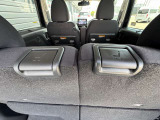 トランク側からも後席のスライドができます☆荷物が多い時などは前にシートをスライドすれば、トランクルームを広々お使いいただけます♪