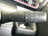 【オートエアコン】一度お好みの温度に設定すれば、車内の温度を検知し風量や温度を自動で調整。暑い&hellip;寒い&hellip;と何度もスイッチ操作をする必要はありません。快適な車内空間には必須の機能ですね♪