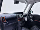 ダイハツのお店では、ダイハツ車を知り尽くしたプロフェッショナルが、専用の診断機器を使って各システムを点検しております。