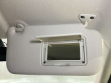 【運転席サンバイザー】鏡が付いているのでメイク直しなどにも便利★