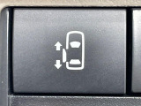 【パワースライドドア】スマートキーや運転席のスイッチでスライドドアの開閉が可能♪電動だから力を入れてドアを開ける必要が無く、小さいお子様でも、重い荷物を持っている時もラクに開け閉めできます♪