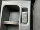 スイッチを引くだけで、パーキングブレーキが作動する電動パーキングブレーキと、停車時にブレーキを持続的にキープ、ペダルを常に踏む必要がなく、アクセルで即時発進するオートブレーキホールドです!