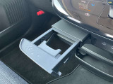 ドリンクホルダー付きの引出し式トレーです。