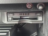 【ETC2.0(DSRC/ITSスポット)】ETCカードを挿入すれば料金所はノンストップで通過できます。ETC限定の割引や、高速道路の情報提供サービスを利用できます。