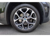 【BMWアロイホイール】軽量かつ強度に拘ったアロイホイール。走行性能ポテンシャルを引き出す設計。タイヤのサイドウォールが強化されたランフラットタイヤは、パンク時にタイヤがつぶれてもリムから外れません。