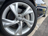 ●純正アルミホイール:輸入車ならではの卓越した走りを支えるホイールと足回りです!日本車の走りに慣れている方にもぜひ体感して頂きたいほど、高いレベルでまとまっています!