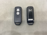 スマートキーを装備しています。鍵を差し込むことなくドアロックの開け閉めと、スタートボタン操作でのエンジンスタートができます。スペアキーも同じものを用意しております。
