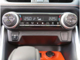 【オートエアコン】1年中快適な室内を提供!車内温度を設定すると、風量を自動で調整してくれます。