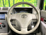 インテリアに合わせたデザインのステアリングは、運転される方のことも考え、運転しやすい形状、大きさです。是非一度、実際に触ってお確かめください。