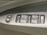 【電動格納ミラー】サイドミラーは電動格納式となっており、狭い駐車場でもキズがつくリスクを抑えられます。