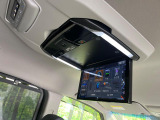 【フリップダウンモニター】大画面モニターで後席でもエンタメをお楽しみいただけます。小さなお子様にも大人気の装備です♪