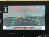 【バックガイドモニター】後方の映像をナビ画面に表示するだけでなく、ステアリング操作に連動して動くガイド線も同時に表示!予想進路の確認をしながら後退できるので便利です!