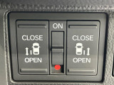 【両側パワースライドドア】スマートキーや運転席のスイッチで後席両側スライドドアの開閉が可能♪電動だから力を入れてドアを開ける必要が無く、小さなお子様でも簡単に開け閉めでき快適です♪