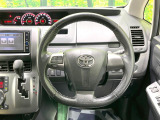 【純正革巻きステアリング】上質な革を使用することで、手にしっかり馴染みとても運転しやすいハンドルです♪