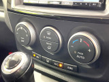 【オートエアコン】一度お好みの温度に設定すれば、車内の温度を検知し風量や温度を自動で調整。暑い&hellip;寒い&hellip;と何度もスイッチ操作をする必要はありません。快適な車内空間には必須の機能ですね♪