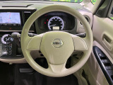 インテリアに合わせたデザインのステアリングは、運転される方のことも考え、運転しやすい形状、大きさです。是非一度、実際に触ってお確かめください。