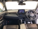 運転席は、大きな座面と包み込むような背もたれがドライバーの身体全体をしっかり支えます。上質なシート素材と座り心地のよいクッションを採用し、長時間の運転やコーナーの多い道も快適です