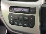 【オートエアコン】一度お好みの温度に設定すれば、車内の温度を検知し風量や温度を自動で調整。暑い&hellip;寒い&hellip;と何度もスイッチ操作をする必要はありません。快適な車内空間には必須の機能ですね♪