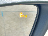 【ブラインドスポットワーニング】走行中、ドアミラーの死角になりやすい箇所に後続車が接近するとサイドミラー付近に警告を表示、ドライバーに注意喚起をしてくれます。