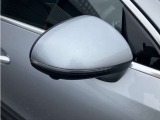 リアバンパー左右のレーダーセンサーにより車両の斜め後ろのミラーで見えない死角エリアに車両や自転車がいることを警告します。更に、側面衝突の危機があるときはブレーキを自動制御して危険回避をサポートします。