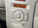 【オートエアコン】一度お好みの温度に設定すれば、車内の温度を検知し風量や温度を自動で調整。暑い&hellip;寒い&hellip;と何度もスイッチ操作をする必要はありません。快適な車内空間には必須の機能ですね♪