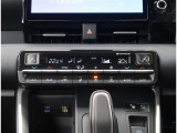 【オートエアコン】1年中快適な室内を提供!車内温度を設定すると、風量を自動で調整してくれます。