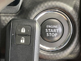 【キーレススタートシステム】カバンやポケットに入れたままでもドアの施錠・解錠が可能なスマートキーを装備。エンジンのオン・オフ時もカギを取り出す必要が無いからとっても便利です♪