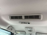 車内の空気を循環し後席まで素早く快適にしてくれるシーリングファン(プラズマクラスター搭載)♪暑い季節もムラなく涼しく、快適さがUP!エアコン前に扇風機を置くと効率が良いと言われる、あの発想ですw