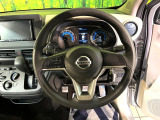 インテリアに合わせたデザインのステアリングは、運転される方のことも考え、運転しやすい形状、大きさです。是非一度、実際に触ってお確かめください。