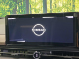 【メーカー純正12型ナビ】インテリアに溶け込むスタイリッシュな「専用設計」メーカーナビを装備♪視認性や操作性など基本性能にも優れ、より上質なカーライフをお楽しみいただけます。