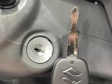 【キーレス】少し離れた場所からでもボタン一つでドアの開錠・施錠ができるのでとっても便利!ドアの鍵穴周りに傷をつけることもありません♪